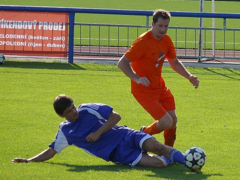 Ledničtí fotbalisté (v oranžovém) se s fanoušky rozloučili stylově. Výhrou 6:0.