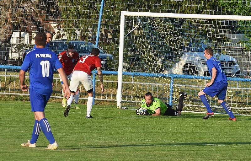 Fotbalisté Lednice (v červených dresech) porazili 3:0 Valtice a tři kola před koncem sezony oslavili postup do krajského přeboru.