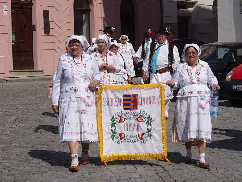Návštěvníky v ulicích Mikulova bavila v sobotu dopoledne vystoupení folkorních souborů. Připravil je festival Sousedé.