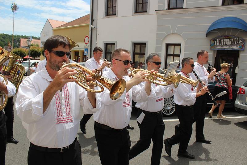 Mikulov ovládly hody. V krojích šly i děti.