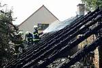 Celkem čtyři vodní proudy nasadili hasiči při pátečním hašení požáru stodoly v Nádražní ulici v Kloboukách u Brna. Dostali ho pod kontrolu asi za půl hodiny.