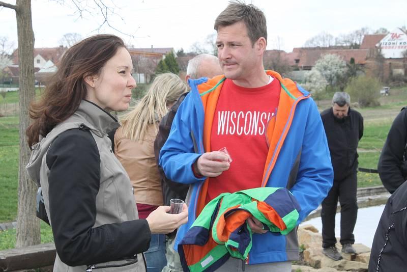 Asi padesát nadšenců se zúčastnilo sobotní Jarní šlapky ve Velkých Pavlovicích. Při pochodu si opekli špekáčky i ochutnali víno.