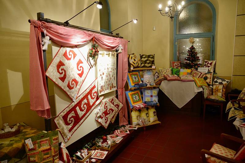 Z vernisáže tradiční adventní výstavy patchworku v břeclavské synagoze.