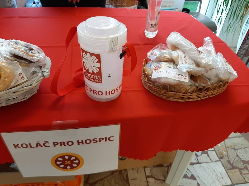 Nákupem koláčů podpořili Jihomoravané hospice Charity. V Břeclavi za něj zaplatil dobrodinec tisíc korun. Rekordní částku darovali i lidé ve Znojmě. Foto: Charita Břeclav