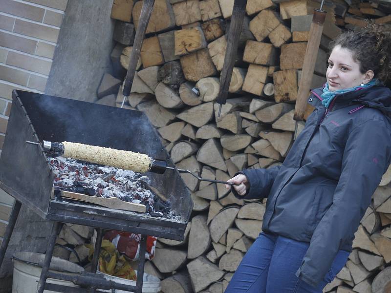 Valentynsko-vinařská zabijačka přilákala do Němčiček zástup lidí.