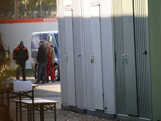 Demontáž tábora pro uprchlíky v břeclavské Poštorné začala v pondělí. Správa uprchlických zařízení už si odvezla stavební buňky. Ve středu a ve čtvrtek sbalí hasiči stany.