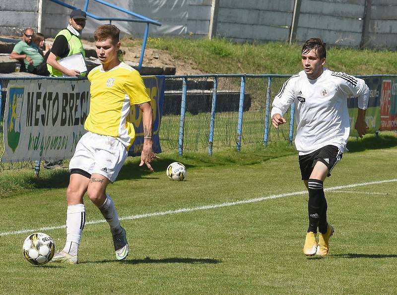 Fotbalisté Břeclavi (ve žlutém) porazili Bystřici nad Pernštejnem 1:0.