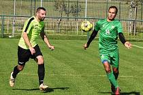 Fotbalisté Moravského Žižkova (na snímku v zelených dresech) patřili mezi nejlepšími týmy okresního přeboru, duel s Charvátskou Novou Vsí jim ale vůbec nevyšel. 