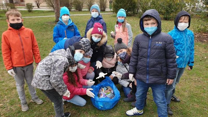 Děti se seznámily s léčivými bylinami, uklidily park a poslouchaly relaxační hudbu.