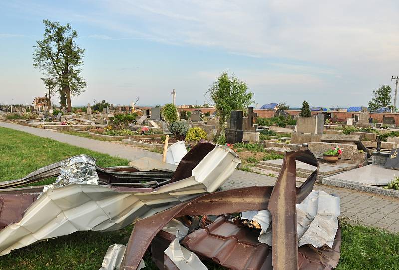 Pátý den po katastrofě. V obcích  poškozených tornádem, začaly první demolice domů, zatím jen v režii majitelů nemovitostí. Řízené demolice 115 domů kraj zahájí příští týden.