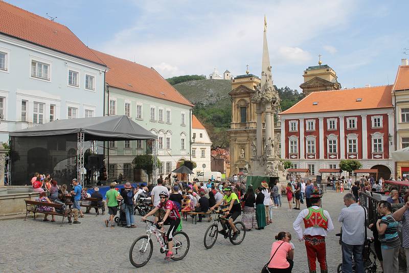 Na festivalu Pod taneční horou se představily soubory z Mikulova i ze zahraničí.