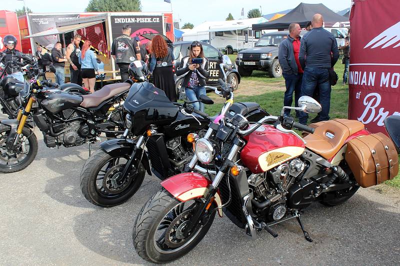 Pasohlávecký autokemp Merkur obsadili od čtvrtka do neděle motorkáři. Konal se tam odložený Euro Bike Fest.