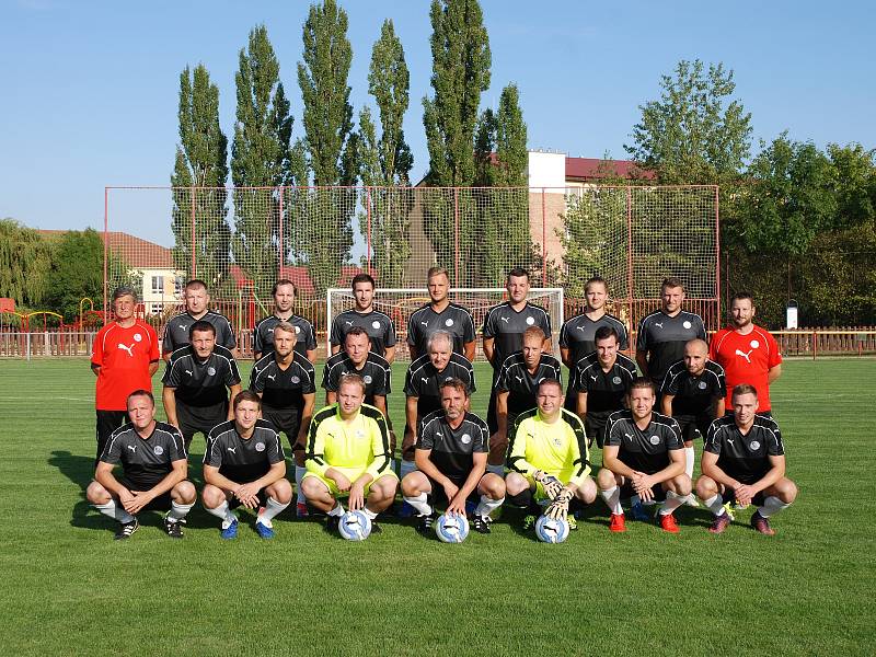 FC Vinaři České republiky má za sebou úvodní přátelský zápas, který odehrál ve Velkých Bílovicích. Z tohoto týmu vznikne reprezentační tým vinařů.