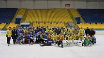 Břeclavští hokejoví fanoušci (ve žlutém) si zahráli proti svým oblíbencům.