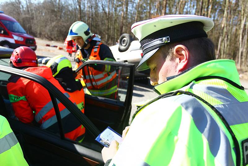 U hromadné dopravní nehody v Bořím lese u Břeclavi zasahovaly desítky hasičů, záchranářů a policistů. Šlo pouze o cvičení.