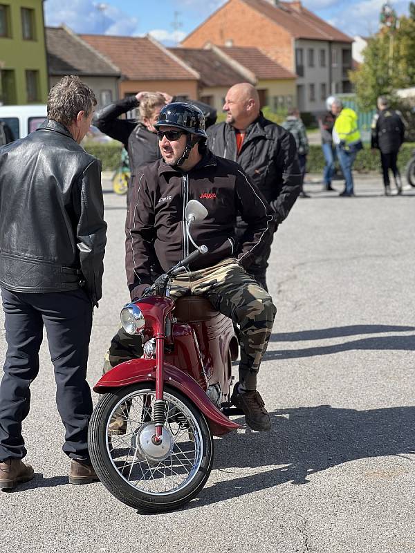 Motorkáři vyrazlii z Velkých Bílovic na šestou Cestu časem.