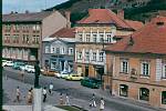 MIKULOV ZA SOCIALISMU. Fotografie mikulovského náměstí pochází z roku 1974. Zobrazuje tehdejší dominantu, sochu prvního socialistického prezidenta Klementa Gottwalda.