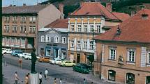 MIKULOV ZA SOCIALISMU. Fotografie mikulovského náměstí pochází z roku 1974. Zobrazuje tehdejší dominantu, sochu prvního socialistického prezidenta Klementa Gottwalda.