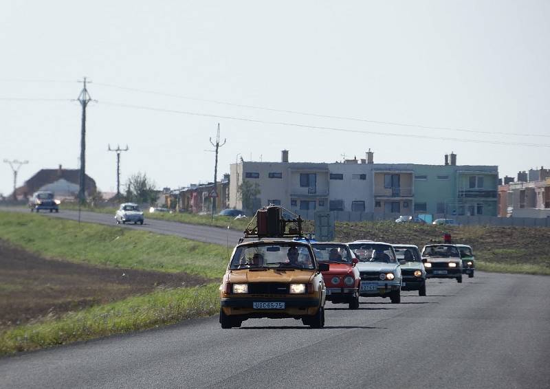 Majitelé a milovníci veteránů ukončili sezonu setkáním u lednického Janohradu, odkud vyrazili na spanilou jízdu do Mikulčic.