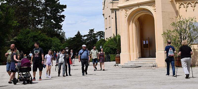 Putování lednickým zámeckým parkem se v sobotu se zahradním architektem Přemyslem Krejčiříkem zúčastnily desítky lidí. Komentovaná prohlídka byla součástí Víkendu otevřených zahrad.