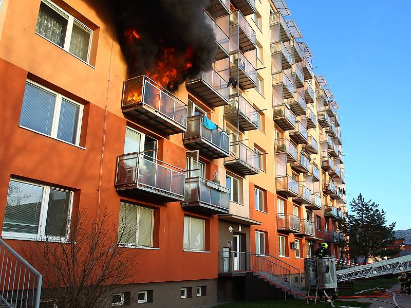 Požár zničil byt na břeclavském sídlišti Slovácka. Foto: David Korda