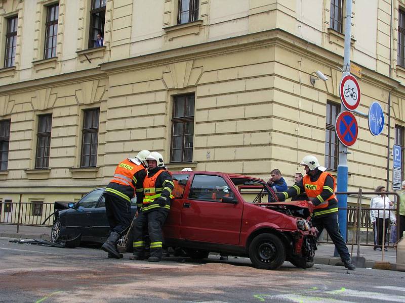 Jen pár metrů od vchodu do budovy Okresního soudu se čelně srazila dvě osobní auta. 