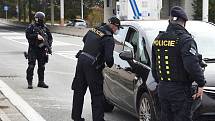 Policisté kontrolují vozidla na hranicích v Mikulově po teroristickém útoku ve Vídni