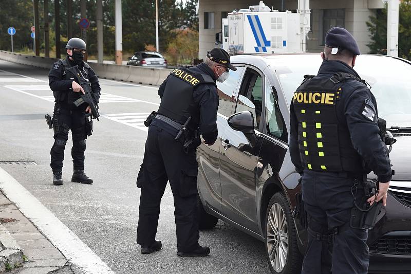 Policisté kontrolují vozidla na hranicích v Mikulově po teroristickém útoku ve Vídni