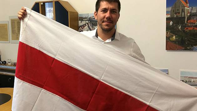 Některé radnice jihomoravských měst a částí podpořily prodemokratizující snahy Běloruska vyvěšením historické vlajky země. Brno.
