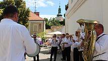 Mikulov ovládly hody. V krojích šly i děti.