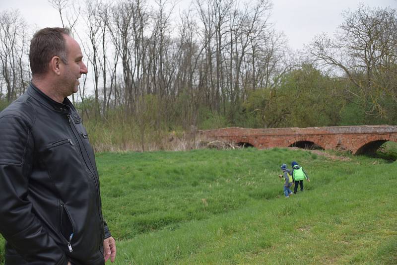 Sedlecký starosta Marian Pánek u patnáctiobloukového mostu pocházejícího z dob kardinála Dietrichštejna