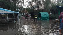 Břeclavskem se v neděli v podvečer přehnala bouřka. Vydatný déšť s kroupami zasáhl i Tvrdonice, kde zrovna vrcholily národopisné slavnosti.