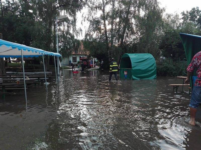 Břeclavskem se v neděli v podvečer přehnala bouřka. Vydatný déšť s kroupami zasáhl i Tvrdonice, kde zrovna vrcholily národopisné slavnosti.