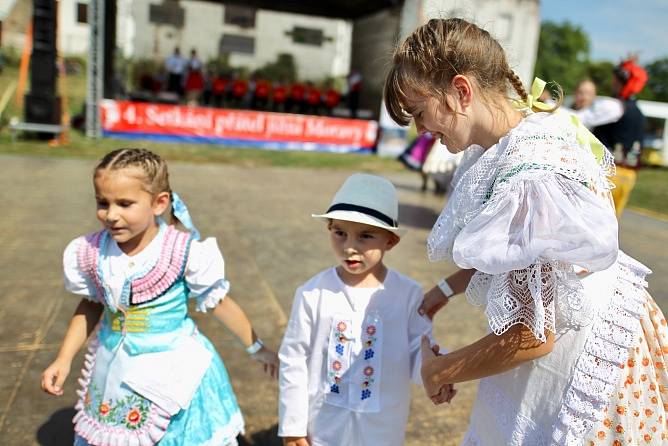 Setkání přátel jižní Moravy v břeclavském podzámčí.