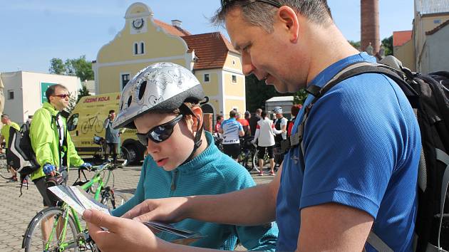 Stovky cyklistů vyrazily v sobotu od břeclavského zimního stadionu na trasy Lichtenštejnských stezek.