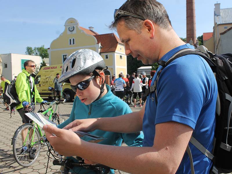 Stovky cyklistů vyrazily v sobotu od břeclavského zimního stadionu na trasy Lichtenštejnských stezek.