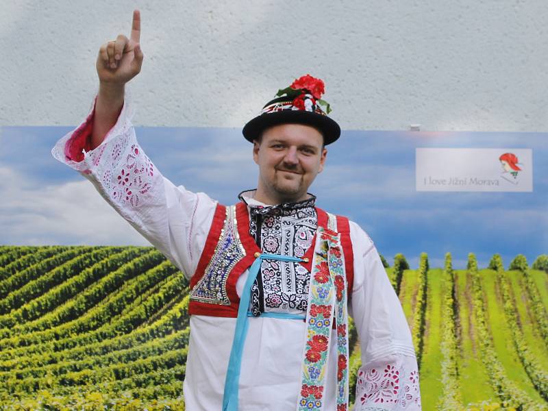 Milovníci folkloru a krojů si dali v sobotu setkání ve Starovicích. V tamním areálu U Myslivny se sešlo okolo tří stovek krojovaných z Břeclavska i dalších regionů. Přijeli dokonce i folkloristé ze Slovenska.