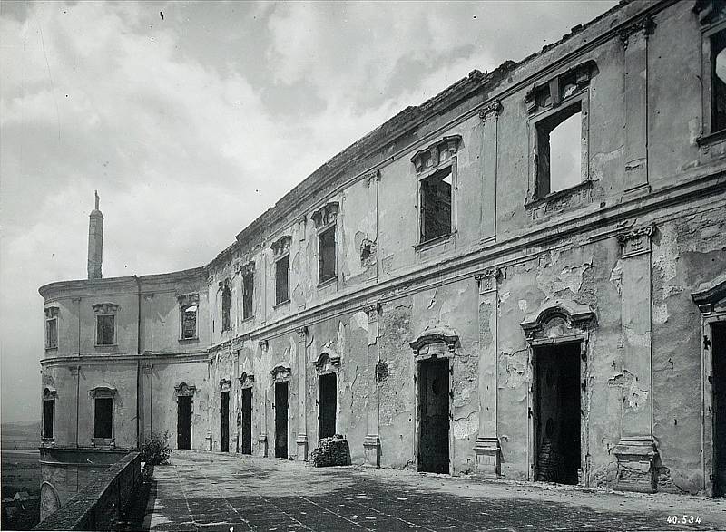 Východní zámecká terasa po požáru zámku v roce 1945.