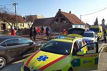 Na muže v Šakvicích spadla zeď, záchranáři a hasiči už mu nedokázali pomoci.