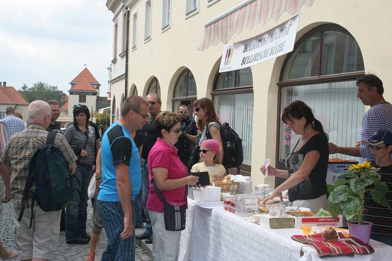 Mikulovské Náměstí už potřinácté provoněly kuchyně Národů Podyjí.