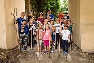 V létě pomáhaly s opravami farské zahrady u kostela sv. Václava v Mikulově děti z příměstských táborů.