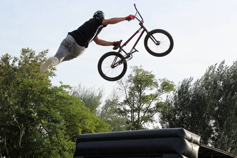 Pasohlávecký autokemp Merkur obsadili od čtvrtka do neděle motorkáři. Konal se tam odložený Euro Bike Fest.