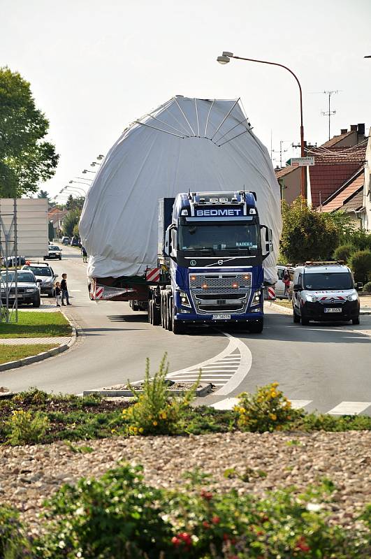 Obří transport míří z Třebíče do Hodonína k slovenským hranicím. Jede až do Velké Británie. Na snímku průjezd přes Pohořelice na Brněnsku.