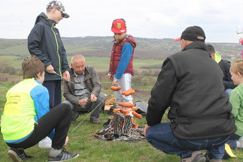 Asi padesát nadšenců se zúčastnilo sobotní Jarní šlapky ve Velkých Pavlovicích. Při pochodu si opekli špekáčky i ochutnali víno.