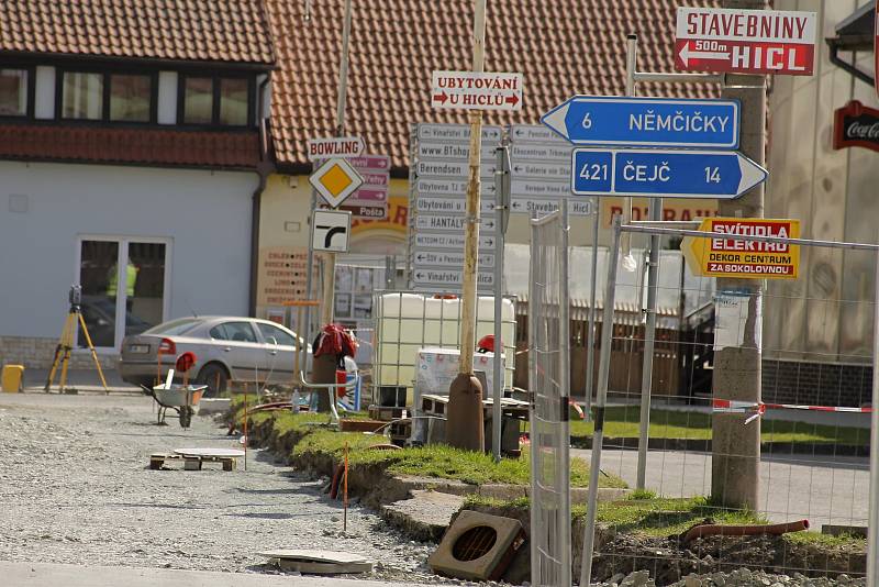 Ve Velkých Pavlovicích pokračují opravy silnice na hlavním tahu. Ve městě je několik uzavírek.