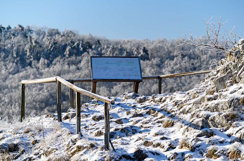 Slunečné a mrazivé páteční ráno nad Pálavou.