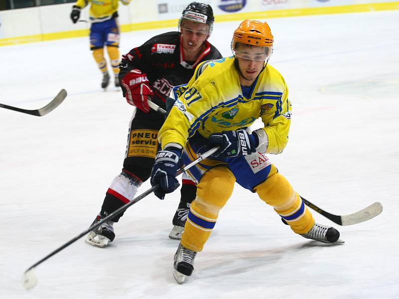 Břeclavští hokejisté (ve žlutém) porazili brněnskou Techniku 3:2 v prodloužení.