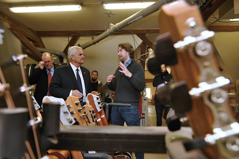 Z ilegální garáže až na americký trh vybudoval firmu na výrobu kytar František Furch z Velkých Němčic. Jejich práci ocenil i americký velvyslanec Stephen King (na snímku vlevo, vpravo Petr Furch, syn který převzal vedení firmy)