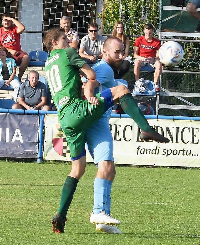 Fotbalisté Lednice (v modrých dresech) vstoupili do krajského přeboru výhrou 1:0 nad Ráječkem.