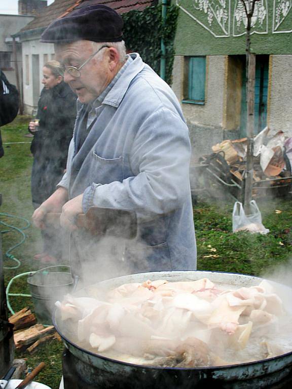 Sobota v Týnci patřila zabijačce spojené s koštem vína tamních vinařů. 